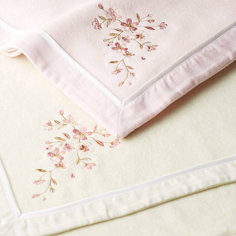 王華 木箱入りさくら刺繍シルク混綿毛布（毛羽部分）　ピンク　(1100011646)
